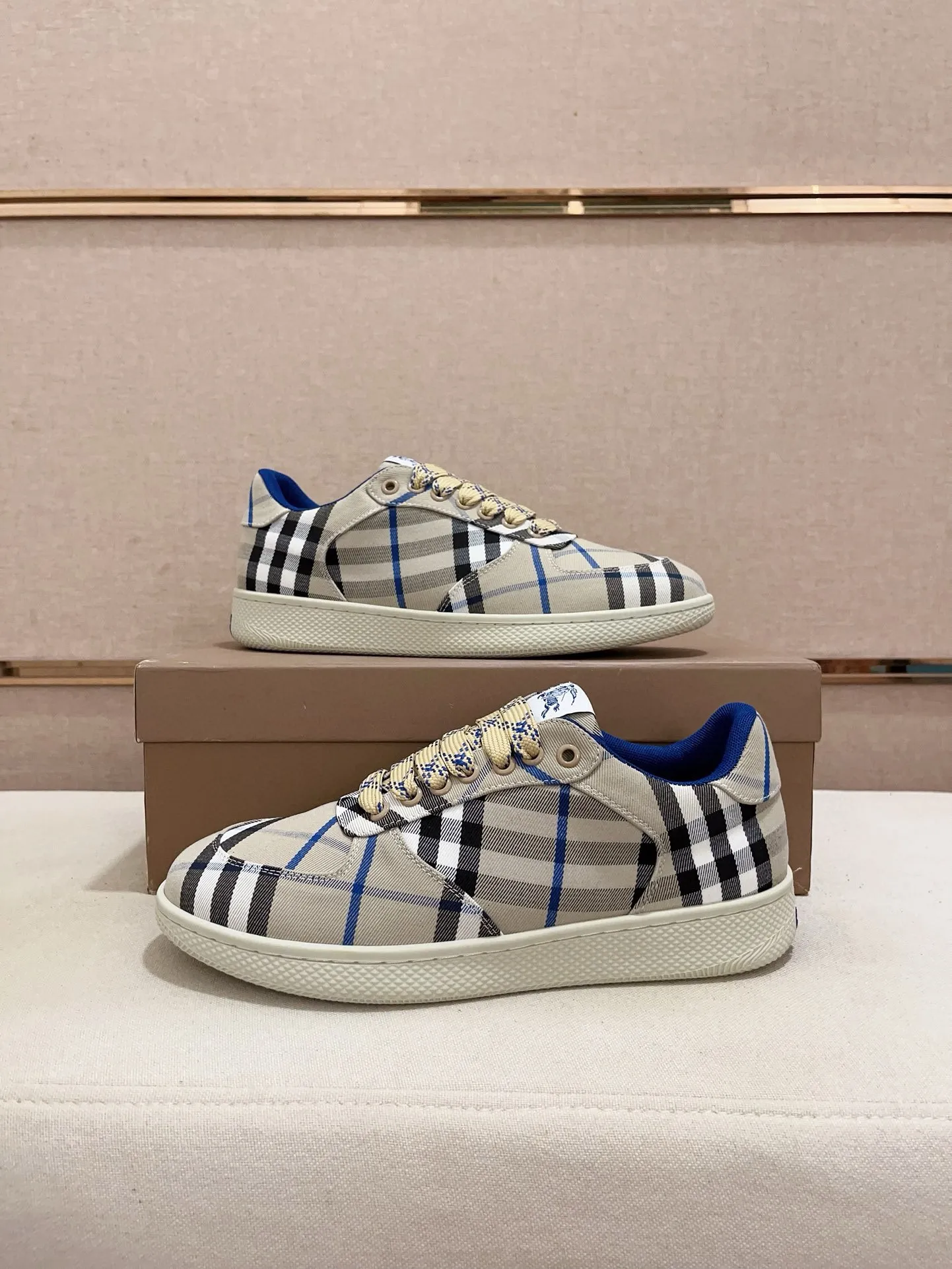 Men's shoes 💰: 560💰🇮🇹🇮🇹The counters are synchronized with Burberry's top purchasing agents🔍🔍Synchronized sales. Positive code number: 38-44. Italian imported cowhide, fully imported sheepskin lining, sole: original sole provided by the original factory, exclusive movable molded sole, super comfortable, original factory follow-up order, 🔍🔍high quality, you can enter and leave the counter at will, welcome to compare (45 yuan for customization, no return or exchange)
